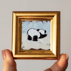 Panda fofo ioga miniatura / panda dormindo mini pintura a óleo / pintado à mão 2x2 polegadas miniatura