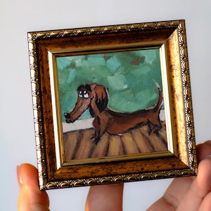 Lindo perro salchicha en una habitación verde / Pintura al óleo en miniatura pintada a mano de 7 x 7 cm
