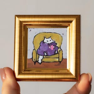Gato blanco con taza rosa, mini pintura al óleo, feliz viernes, silla amarilla, manta morada, miniatura pintada a mano de 2 x 2 pulgadas