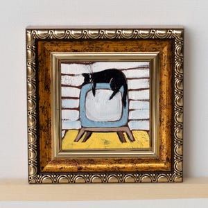Gato negro durmiendo en un televisor Mini pintura al óleo / Hola lunes / Cuadrado Miniatura pintada a mano / 2x2 pulgadas
