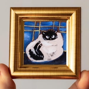 Gato negro después del baño en miniatura / Cuadrado azul dorado pintado a mano / Mini pintura al óleo / 2x2 pulgadas
