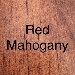 Może przedstawiać: Zbliżenie na powierzchnię o strukturze drewna z nadrukowanym tekstem "Red Mahogany".