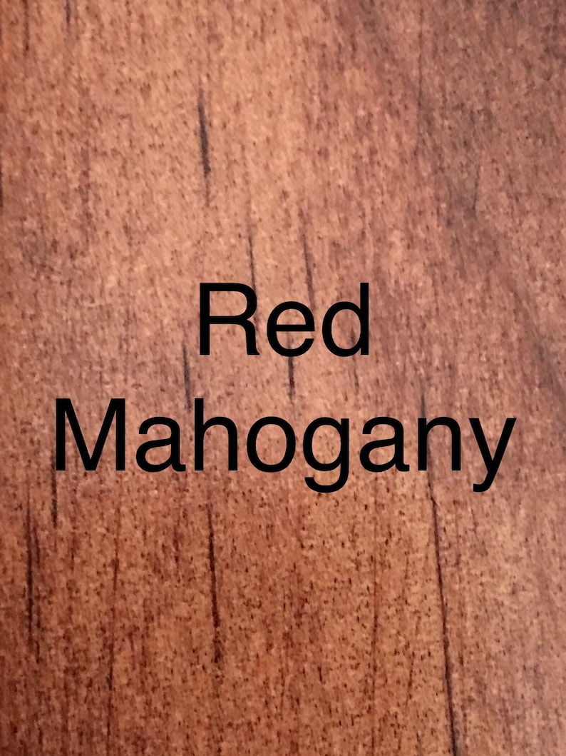 Może przedstawiać: Zbliżenie na powierzchnię o strukturze drewna z nadrukowanym tekstem "Red Mahogany".