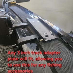 Puede incluir: Placa adaptadora de riel negra con el texto &laquo;Any 3 inch track adapter plate will fit, allowing you to use this for any fishing accessories&raquo;. El adaptador est&aacute; dise&ntilde;ado para accesorios de pesca.