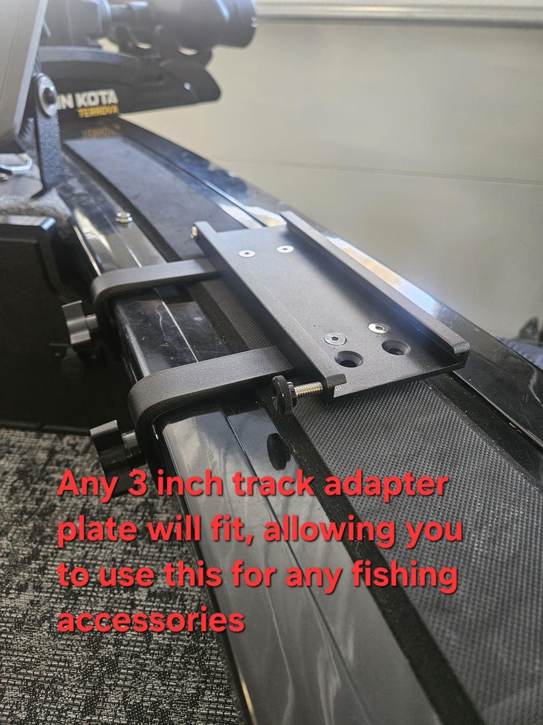 Puede incluir: Placa adaptadora de riel negra con el texto &laquo;Any 3 inch track adapter plate will fit, allowing you to use this for any fishing accessories&raquo;. El adaptador est&aacute; dise&ntilde;ado para accesorios de pesca.