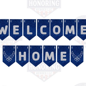 Op de afbeelding: Een blauw en zilveren welkom thuis-banner met het Air Force-logo aan elk uiteinde. De banner zegt "Welkom thuis" in zilveren letters.