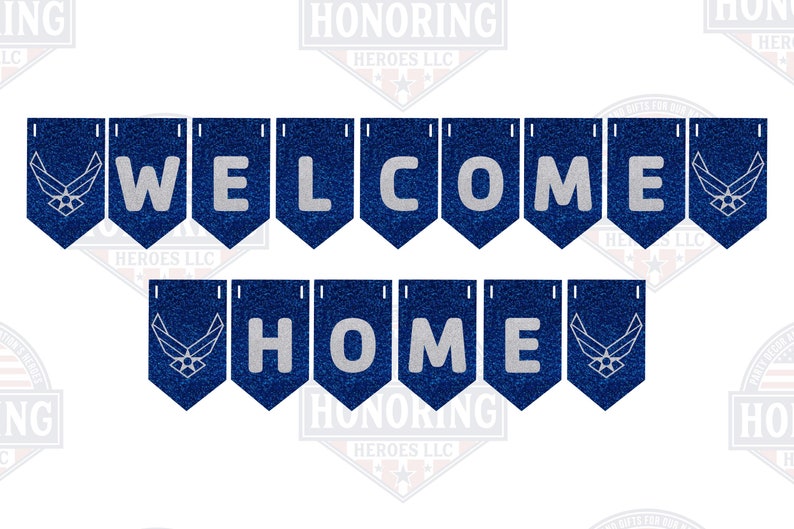 Op de afbeelding: Een blauw en zilveren welkom thuis-banner met het Air Force-logo aan elk uiteinde. De banner zegt "Welkom thuis" in zilveren letters.