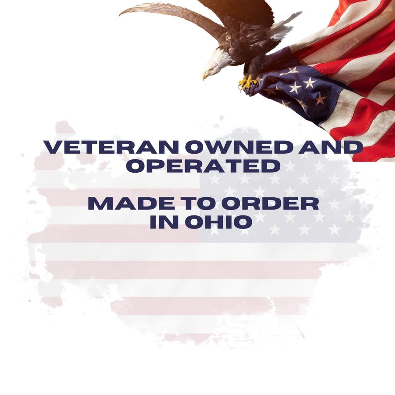 Op de afbeelding: Een rood, wit en blauwe Amerikaanse vlag met een Amerikaanse zeearend die erboven vliegt. De tekst "Veteran Owned and Operated Made to Order in Ohio" staat op de vlag.