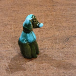 Perro pequeño de cerámica azul de Blue Mountain Pottery, 3,25 pulgadas de alto, vintage, años 70