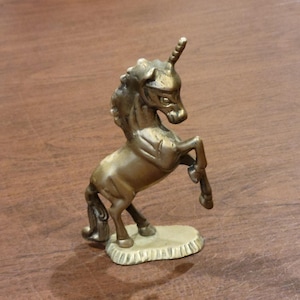 Estátua de unicórnio de latão sólido vintage, decoração de fantasia dos anos 1970, animal mitológico
