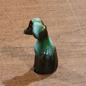Perro pequeño de cerámica azul de Blue Mountain Pottery de los años 70, 3,25 pulgadas de alto