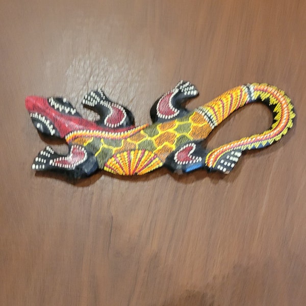 Lézard gecko peint à la main Art du bois aborigène à pois sculptés