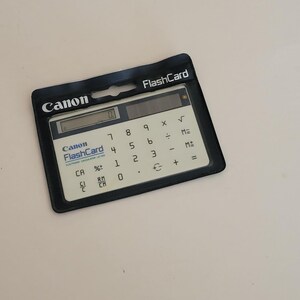 Ancienne calculatrice solaire LS-703 avec carte flash Canon, format carte de crédit