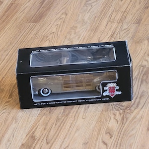 Vintage 1998 Motor City Classics 1948 Chrysler Town Country Diecast Model 1:18 Scale