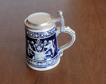Jarra de cerveza Gerz vintage de Alemania Occidental con tapa, color azul cobalto y blanco con escudo de león.