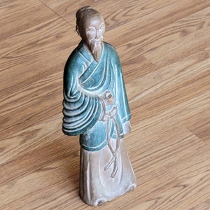figurine d'homme asiatique chinois en bois sculpté à la main vintage 13,75" de haut