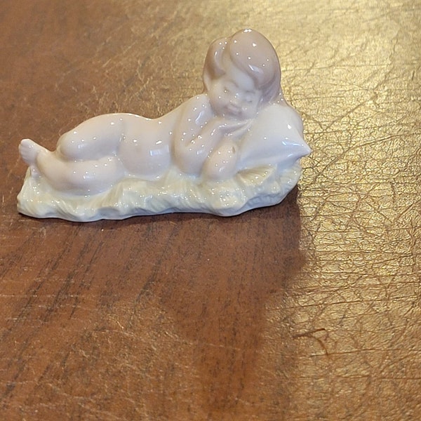 Lladro Porcelain Figurine Sleeping Baby Boy Jesus White Pillow Manger Nativity