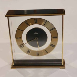 Vintage Hechinger mantle table shelf solid brass clock Cyma. Quartz movement