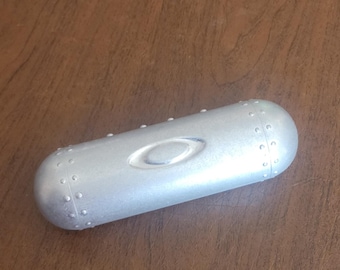 Estuche vintage raro para gafas de sol Oakley Metal Vault Torpedo de tamaño mediano, color plateado