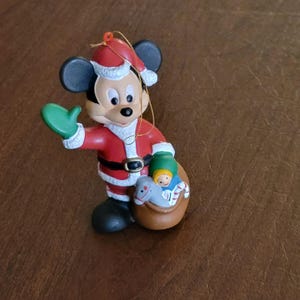 Enfeite de Natal de plástico vintage Walt Disney Co. Mickey Mouse Santa 4&quot;