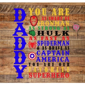 Puede incluir: Letrero de madera con la palabra "DADDY" en azul y el texto "YOU ARE AS SMART AS IRONMAN, AS STRONG AS HULK, AS FAST AS SPIDERMAN & AS BRAVE AS CAPTAIN AMERICA. YOU ARE OUR FAVORITE SUPERHERO."
