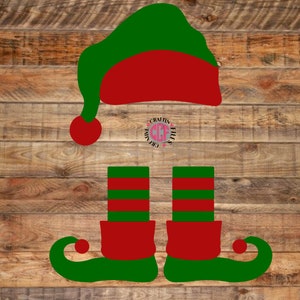 Puede incluir: Sombrero de elfo verde y rojo con una bota de elfo a rayas verdes y rojas y un zapato de elfo verde con punta.