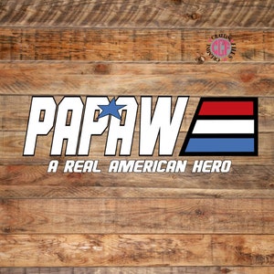 Puede incluir: Texto blanco sobre un fondo de madera que dice "PapaW" con una estrella azul sobre la "W". Debajo del texto hay un diseño de rayas rojo, blanco y azul y el texto "A Real American Hero".