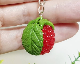Llavero de frambuesa: Charm para bolso de fruta de arcilla polimérica hecho a mano