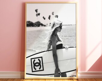 Chica con estampado de tabla de surf Chanel, fotografía de moda de playa, póster de estilo veraniego, fotografía en blanco y negro, arte mural de moda