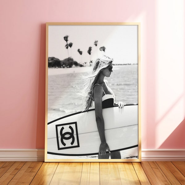 Ragazza con stampa tavola da surf Chanel, fotografia di moda da spiaggia, poster in stile estivo, fotografia in bianco e nero, arte da parete alla moda