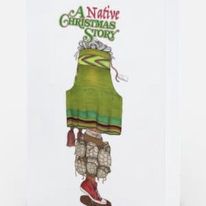 Könnte beinhalten: Weihnachtskarte mit dem Text "A Native Christmas Story". Die Illustration zeigt eine Figur in einem grünen Kleidungsstück und einem roten Schuh. Die Figur ist mit Quasten und anderen festlichen Elementen geschmückt, was auf ein Feiertags-Thema hindeutet.