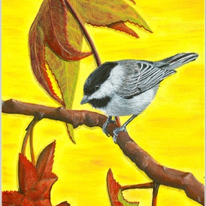 Puede incluir: Un chickadee de cabeza negra posado en una rama con hojas rojas y verdes sobre un fondo amarillo. La pintura se titula "Big Medicine" de MaryBeth.