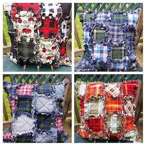 Könnte beinhalten: Vier Patchwork-Kissenbezüge mit verschiedenen Karomustern in Rot, Blau, Grün und Braun. Die Kissen sind aus wiederverwendeten Stoffen hergestellt und haben einen ausgefransten Rand.