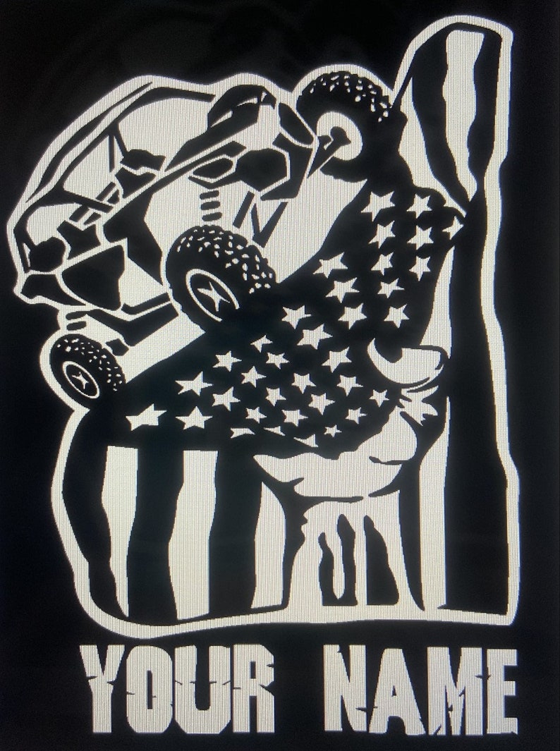K&ouml;nnte beinhalten: Schwarz-wei&szlig;e Silhouette eines Side-by-Side-Fahrzeugs, das einen H&uuml;gel mit einem amerikanischen Flaggenmuster hinauf f&auml;hrt. Der Text "YOUR NAME" befindet sich am unteren Rand des Bildes.