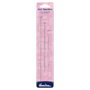 Könnte beinhalten: Eine Packung Hemline Puppennadeln, ideal für Stoffpuppenkünstler und Teddybärenmacher. Die rosa Verpackung zeigt drei Nadeln unterschiedlicher Längen: 174 mm, 130 mm und 89 mm. Der Text "Doll Needles" ist oben aufgedruckt.