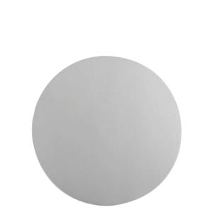 Könnte beinhalten: Ein runder, silberfarbener Tortenboden.