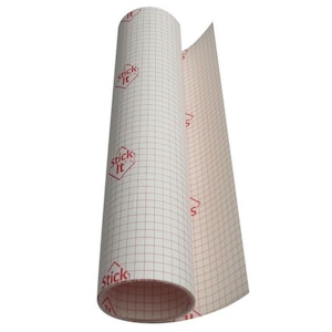 Peut inclure: Un rouleau de ruban adhésif de transfert blanc avec un motif quadrillé et les mots "Stick It" imprimés en rouge sur le rouleau.