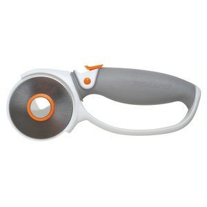 Taglierina rotativa Fiskars ad anello da 60 mm con lama da taglio rivestita in carburo di titanio