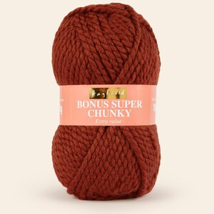 Puede incluir: Un ovillo de lana marrón con la etiqueta "Hayfield Bonus Super Chunky Extra Value"
