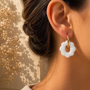 Gestructureerde witte kwastjes - Bloemvormig, ovaal of rechthoekig - Handgemaakte sieraden van polymeer - Minimalistische en boho-stijl