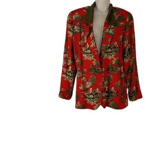 Könnte beinhalten: Ein roter Blazer mit grünem Kragen und einem detaillierten Muster mit Figuren, Bäumen und Tieren. Der Blazer wird auf einer Schaufensterpuppe präsentiert, die sein Design und seine Passform zeigt. Die langärmlige Jacke hat ein klassisches Revers.