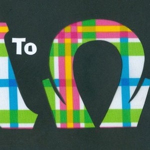 Puede incluir: Un diseño de cuadros de colores de las letras "A a Ω" en un patrón de cuadros verde, rosa, amarillo y azul.