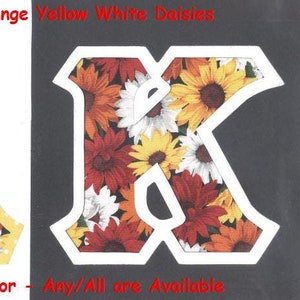 Puede incluir: Dos letras de fieltro, A y K, con un estampado de girasoles y margaritas rojas, naranjas, amarillas y blancas. Las letras tienen un borde de puntos amarillos y blancos. #1817 Rojo Naranja Amarillo Blanco Margaritas UPick Border Color - Any/All are Available