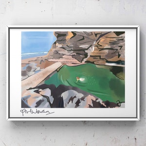 Op de afbeelding: Een digitale schildering van een natuurlijke rotspoel met een persoon die in het water zwemt. De poel is omgeven door kliffen en het water heeft een levendige groene kleur. Het schilderij is ingelijst in een wit frame.