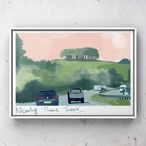 Könnte beinhalten: Eine gerahmte Illustration einer Autobahn-Szene mit Autos, die an einer Reihe von Bäumen auf einem Hügel vorbeifahren. Der Himmel ist zartrosa und die Bäume sind hellgrün. Der Text "Nearly There Trees" ist unten links handschriftlich.
