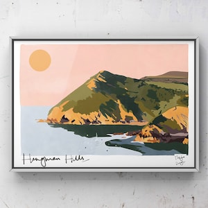 Könnte beinhalten: Eine digitale Illustration einer grünen und braunen Bergkette mit einem rosafarbenen Himmel und einer gelben Sonne. Der Text "Hangman Hills" ist unten links im Bild in Schwarz geschrieben. Der Text "T. Hythe Design" ist unten rechts im Bild in Schwarz geschrieben.