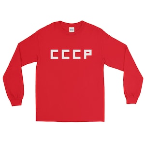 Peut inclure: T-shirt à manches longues rouge avec le mot "CCCP" imprimé en blanc sur le devant.