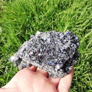 ブルガリア、マダン産の閃亜鉛鉱、緑泥石、針状水晶を含む光沢のある方鉛鉱、珍しい形態、天然水晶、鉱物、石、N4256