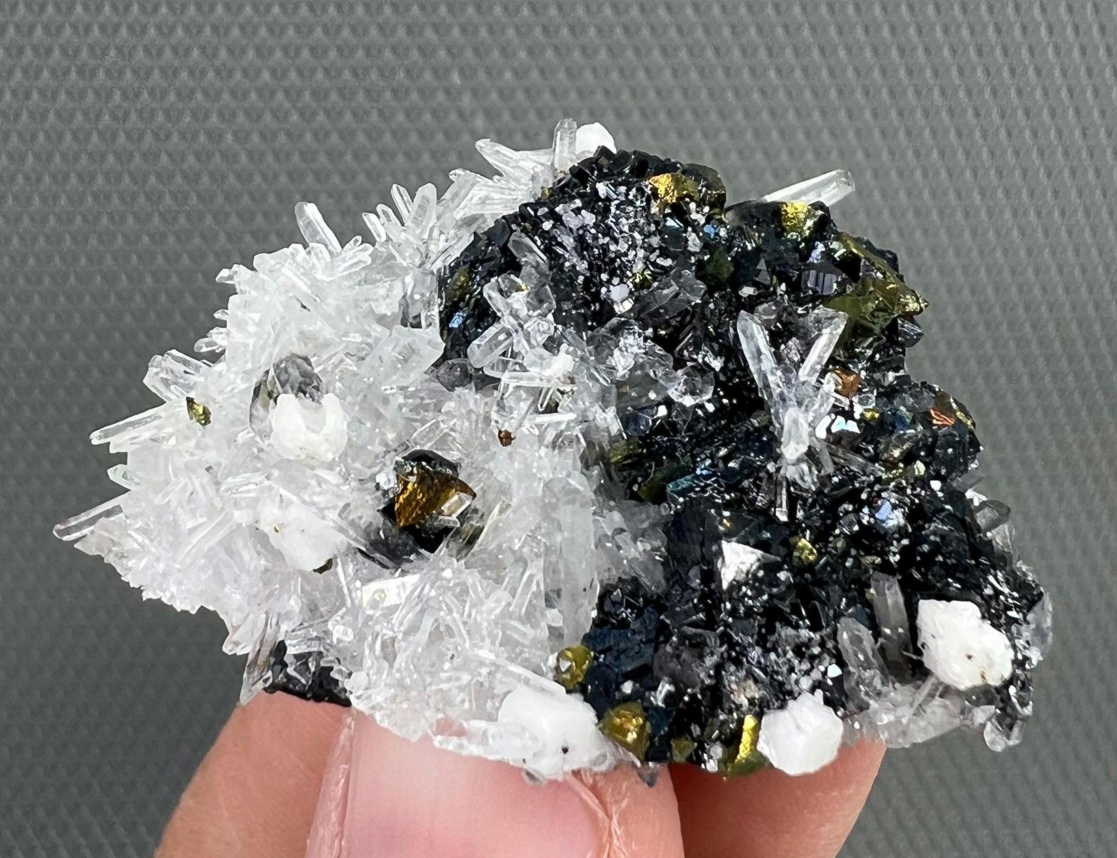 見事な黄銅鉱、閃亜鉛鉱、透明針状水晶 - クルシェフ鉱山、マダン