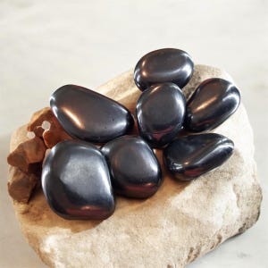 Pierre roulée en shungite, une pièce, minéral noir, pierre noire, cristal noir, bijou, pierre, cadeau, roche, brillant